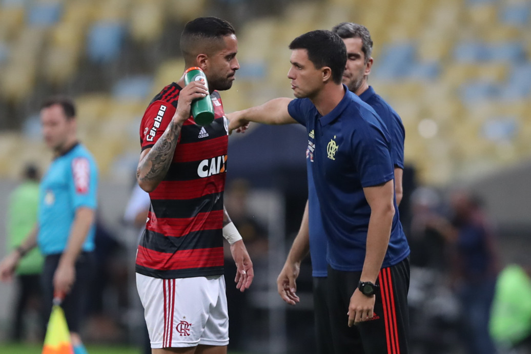 Romulo, inexplicável, com Barbieri (Foto: Gilvan de Souza/Flamengo)