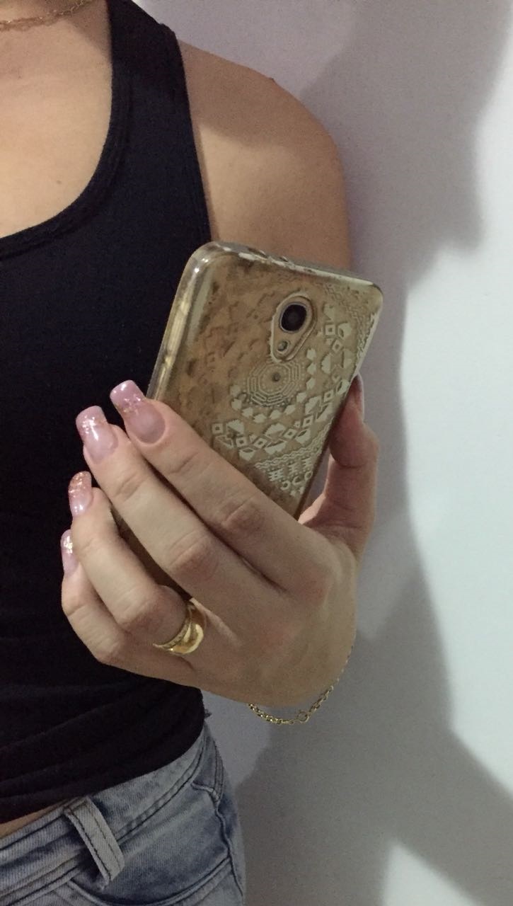 Mulher que teve fotos divulgadas: “Cheguei a ir a um psiquiatra” (Foto: Acervo pessoal)