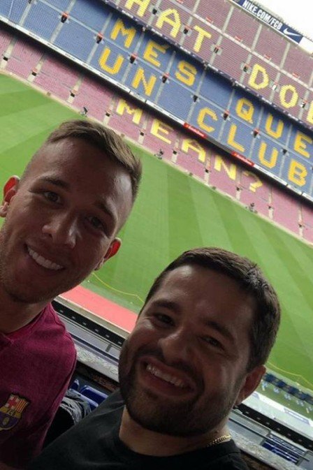 Arthur com o seu empresário, Cauê Machado, no Camp Nou (Foto: Reprodução / Instagram)