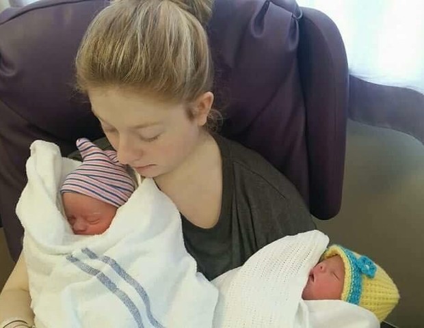 Willow e Freya no colo da mãe (Foto: Divulgação)
