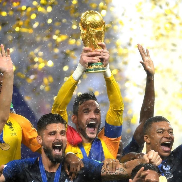 O goleiro francês Hugo Lloris comemora o título de campeão mundial (Foto: Reprodução)