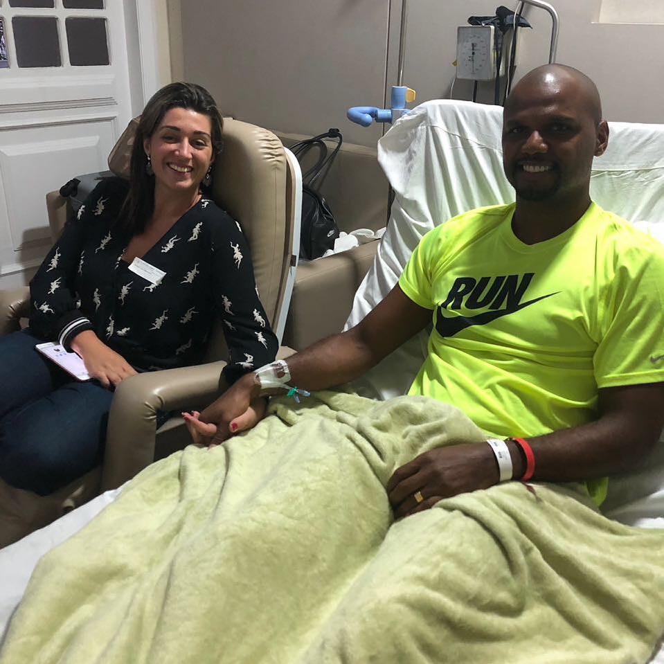 Jefferson no hospital com a esposa Michelle Buosi (Foto: Reprodução)