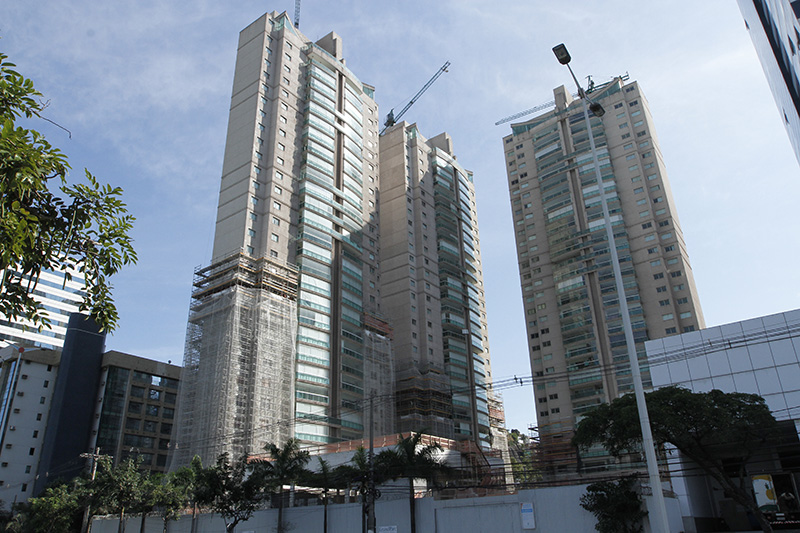 Moradores ainda terão de aguardar mais um ano para voltarem a seus apartamentos. (Foto: Fábio Nunes)