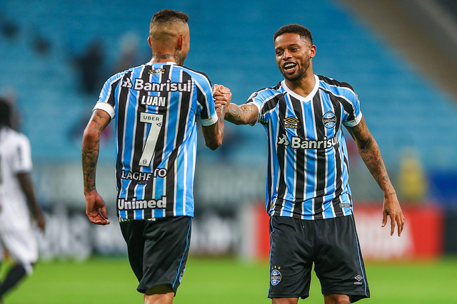 Luan cumprimenta André: Grêmio vai chegar (Foto: Lucas Uebel/Grêmio)