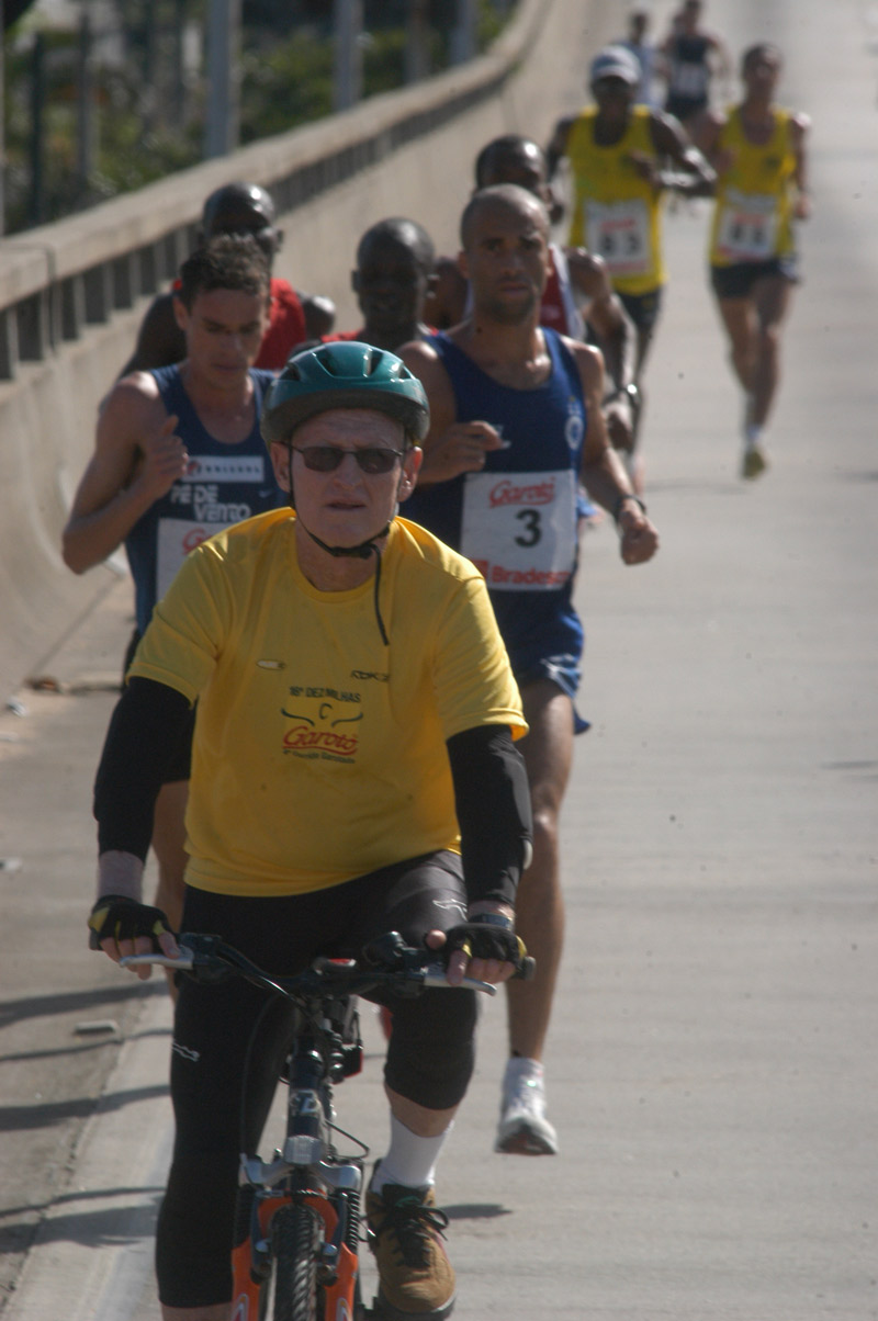 Helmut Meyerfreund chegou a participar das Dez Milhas Garoto de bicicleta (Foto: Arquivo A Tribuna)