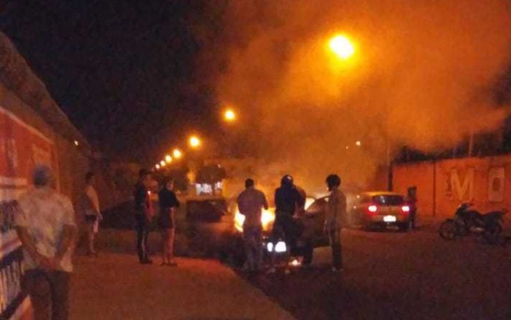 Carro foi incendiado na porta de motel após homem confundi-lo com o da esposa (Foto: Reprodução/TV Anhanguera)