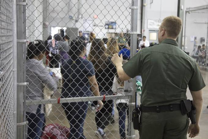 Agentes da Patrulha da Fronteira dos Estados Unidos conduzem a entrada de imigrantes ilegais no Departamento de Alfândega e Proteção de Fronteiras em McAllen, no Texas (Foto: US Customs and Border Protection/Flickr)