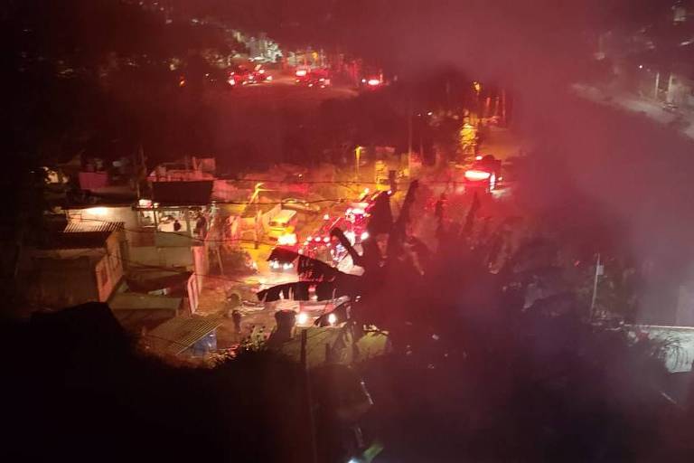 O fogo começou por volta das 2h30 desta quinta (5). (Foto: Corpo de Bombeiros/Divulgação)
