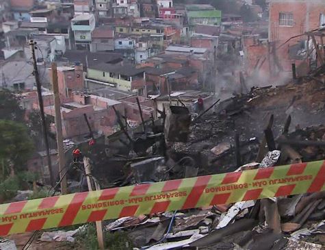 Os bombeiros encontraram os corpos durante o trabalho de rescaldo. (Foto: Reprodução/Twitter)