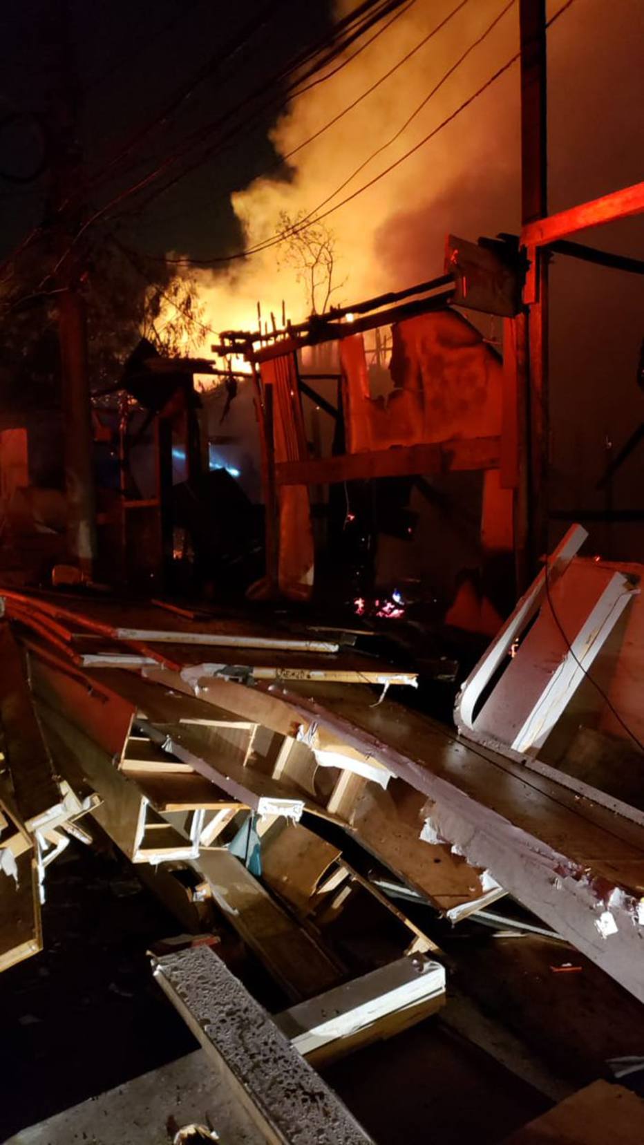 Na zona norte, 60 moradias foram atingidas pelo fogo. (Foto: Corpo de Bombeiros/Divulgação)