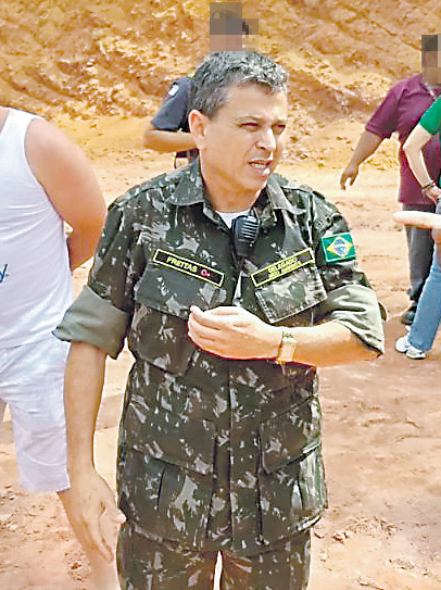 João Batista Freitas, fardado, em uma das ações da prefeitura (Foto: Roberta Bourguignon)