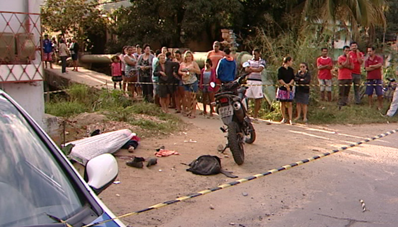 Um dos suspeitos estava em uma moto (Foto: Reprodução/ TV Tribuna)