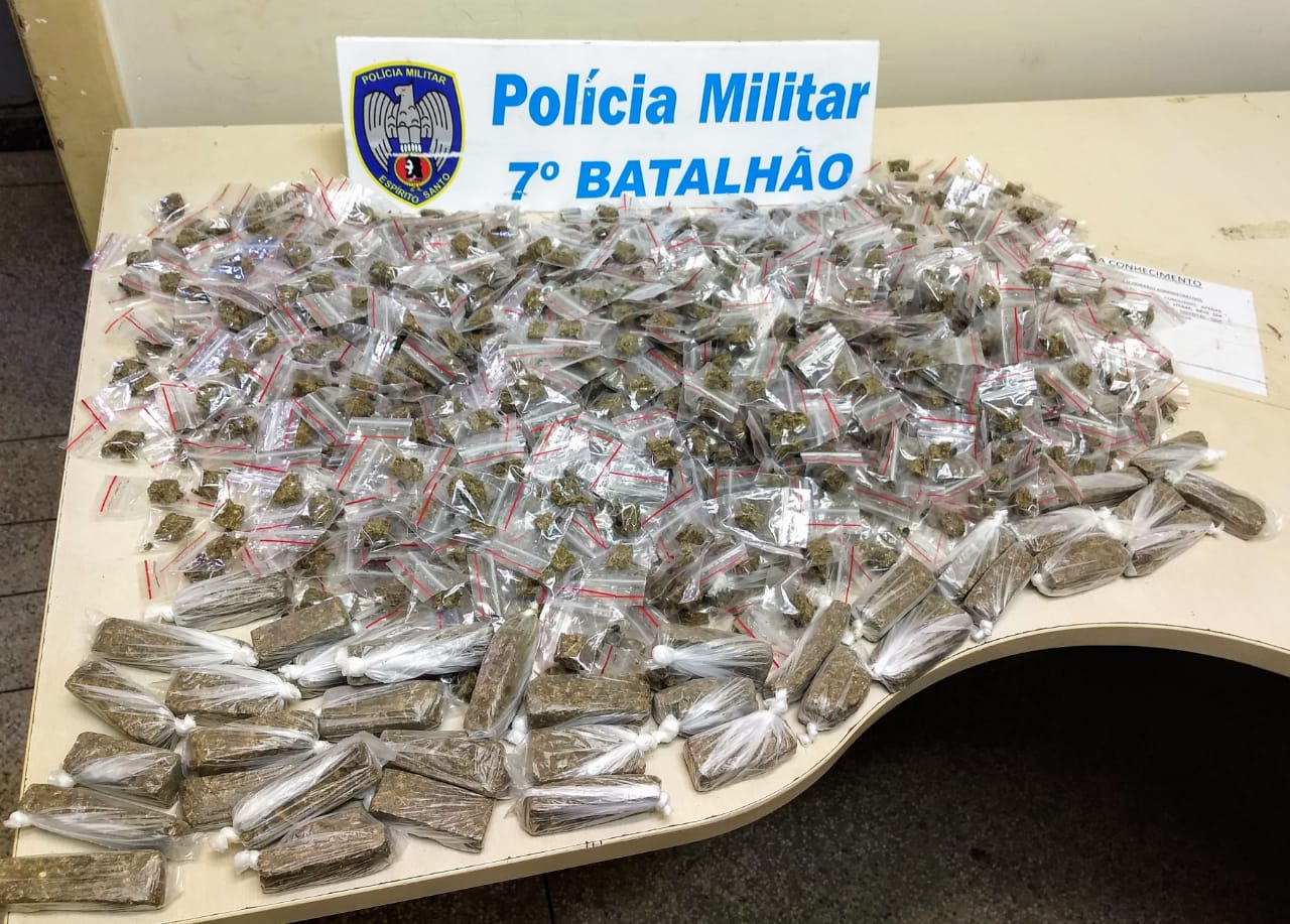 Ao todo, o adolescente carregava, 2,7 quilos da droga. (Foto: PMES)