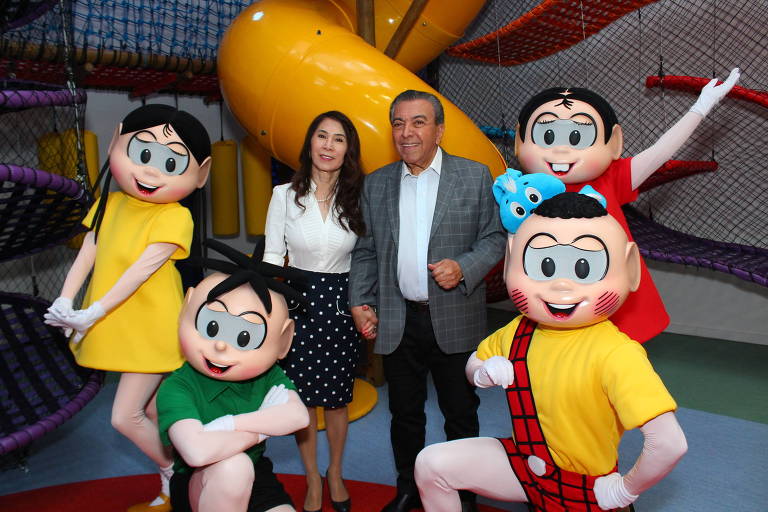Maurício de Sousa com a mulher Alice e personagens da Turma da Mônica (Foto: Divulgação)