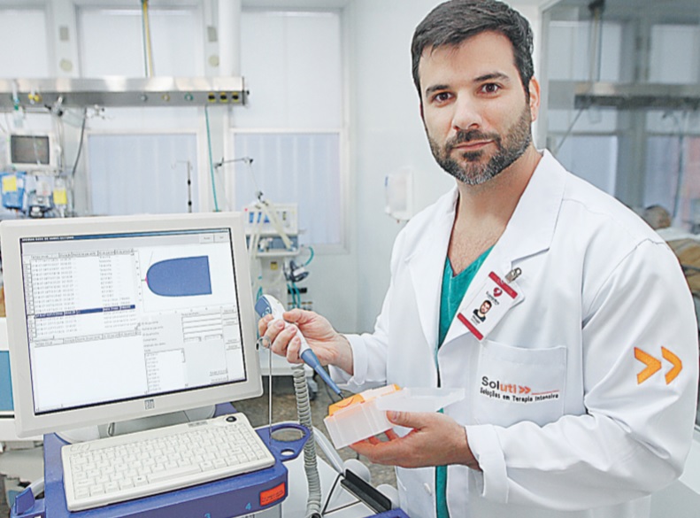 O médico Thiago Rodrigues Sequeira mostra o Rotem, aparelho que revela causa de hemorragia de pacientes (Foto: Kadidja Fernandes/ AT)