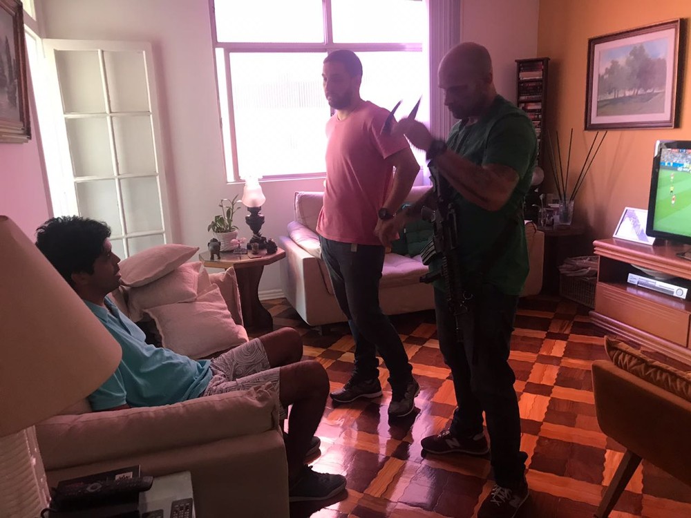Momento em que Marcelo Santoro é preso. Ele estava assistindo a um jogo da Copa do Mundo. (Foto: Divulgação)