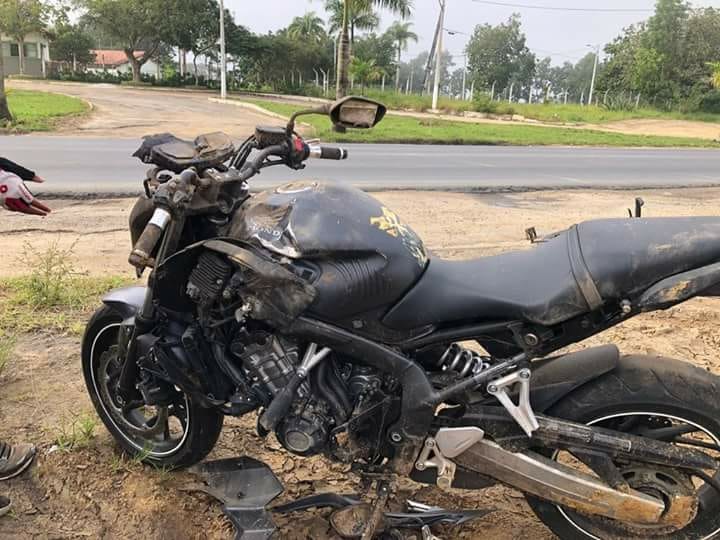 A moto que Jeferson pilotava ficou danificada. (Foto: Foto compartilhada via WhatsApp)