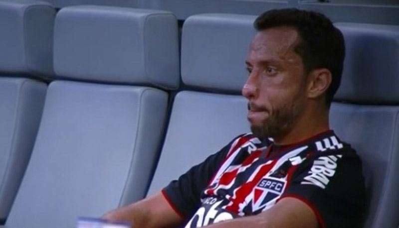 Nenê foi flagrado contrariado pelas câmeras de TV (Foto: Reprodução)