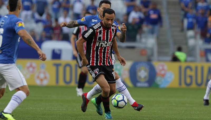 Nenê domina a bola na vitória do São Paulo (Foto: Rubens Chiri / saopaulofc.net)