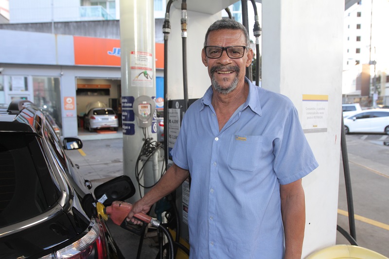 José Carlos Cícero, de 62 anos, diz que trabalha como frentista em Vitória para complementar a renda familiar (Foto: Dayana Souza/ AT)