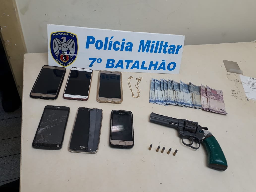 Objetos encontrados com os criminosos. (Foto: Divulgação/PM)