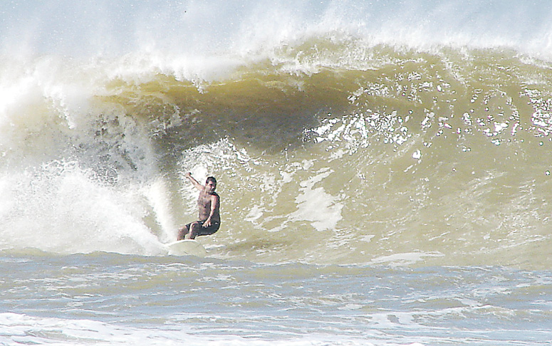 Surfistas vão poder pegar ondas que podem atingir 4 metros de altura no litoral do Estado, segundo a Marinha. (Foto: Wilton Junior 20/03/2017)