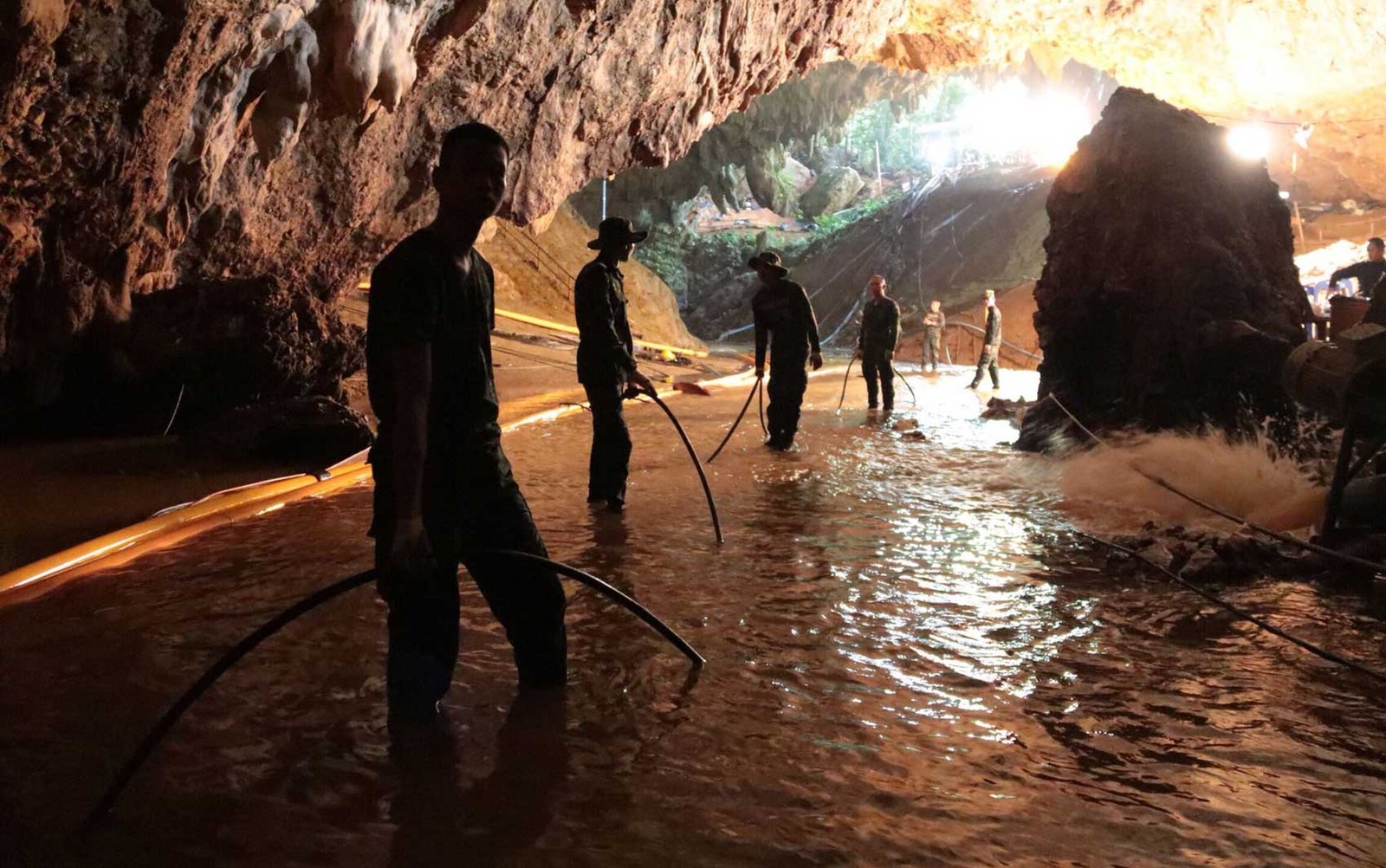Soldados da Marinha Tailandesa na caverna inundada de Tham Luang. (Foto: Divulgação/Marinha Tailandesa)
