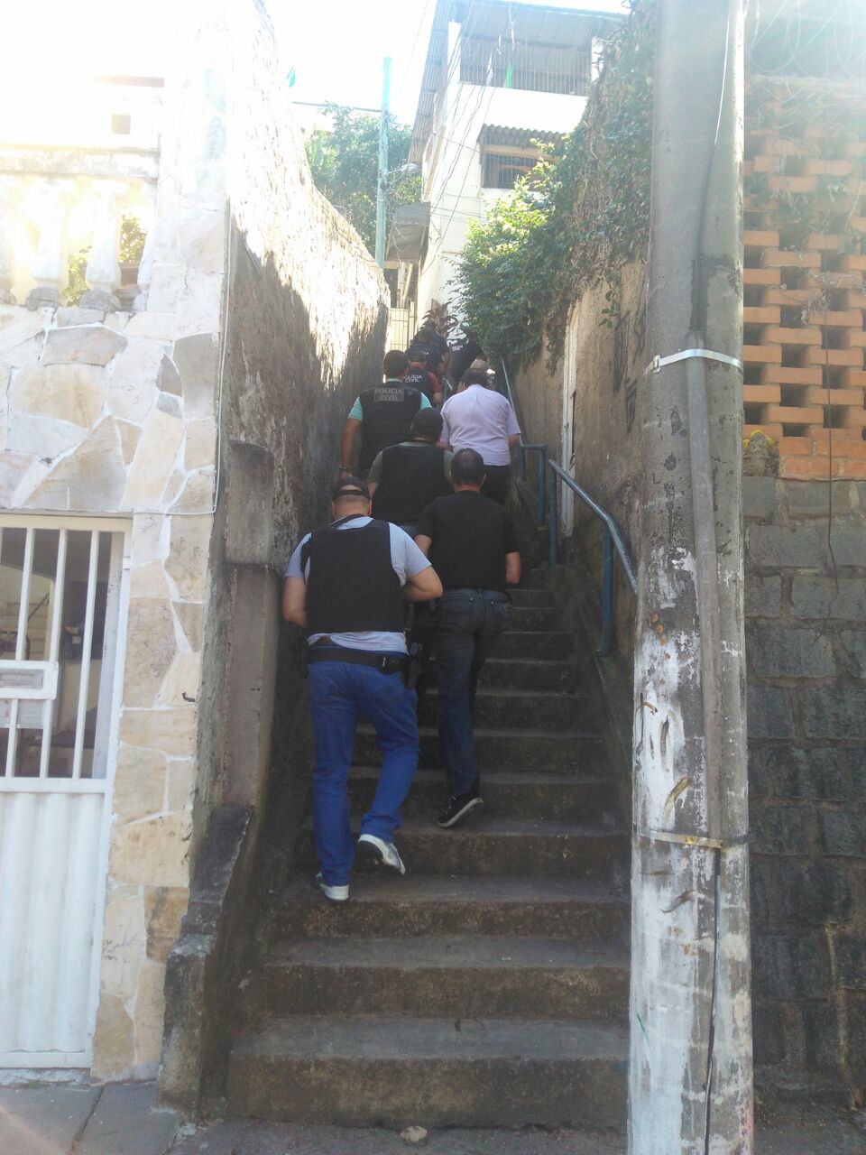 Policiais sobem Morro do Cruzamento (Foto: Leone Oliveira)