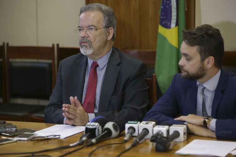 Os ministros da Segurança Pública, Raul Jungmann, e dos Direitos Humanos, Gustavo Rocha, falam sobre a Política Nacional de Trabalho no Âmbito do Sistema Prisional (Foto: Valter Campanato/ Agência Brasil)