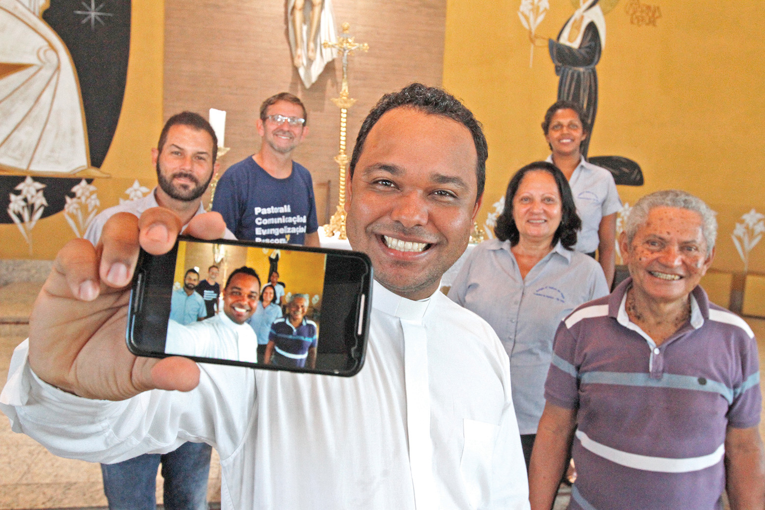 Padre Gudialace faz sucesso com vídeos e selfies nas redes sociais e fiéis aprovam a interatividade e proximidade com a Igreja. (Foto: Rodrigo Gavini)
