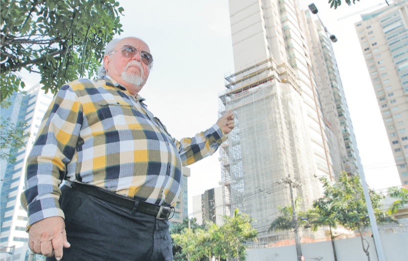 Pastor João Brito, 69 anos, diz que espera ansioso para poder voltar a morar em seu apartamento no Grand Parc (Foto: Fábio Nunes/AT)