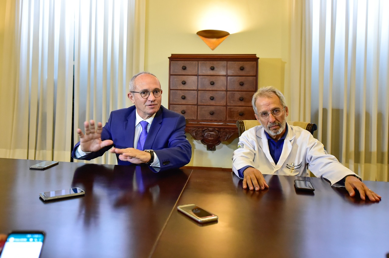 O governador e o infectologista Lauro Ferreira Pinto falaram sobre o tratamento após câncer. (Foto: Leonardo Duarte/Secom-ES)