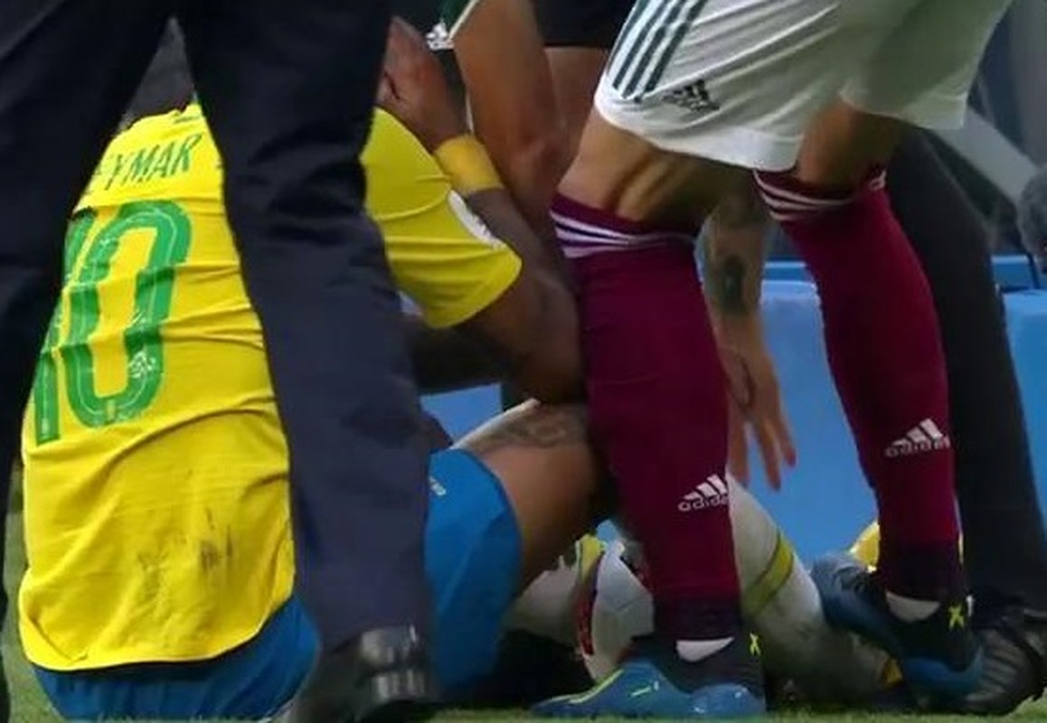 Mexicano Layun dá pisão em Neymar (Foto: Reprodução)