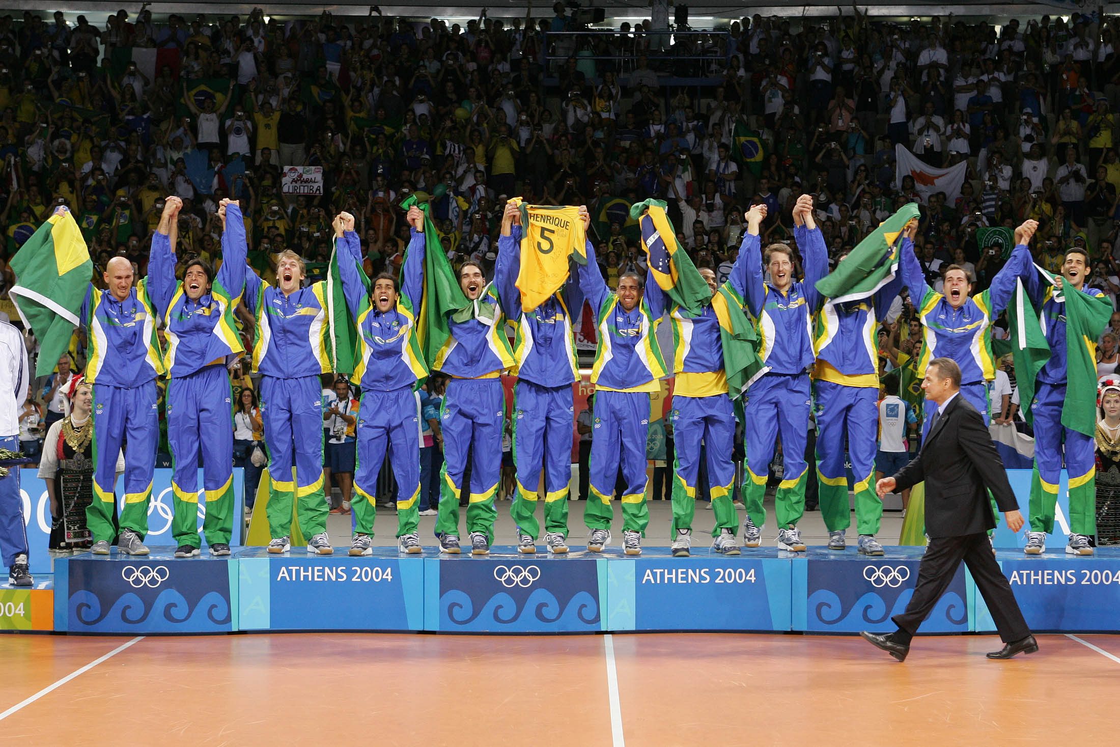 Maurício Lima (quarto da esquerda para a direita) conquistou a medalha de ouro em Atenas/2004 (Foto: Divulgação)