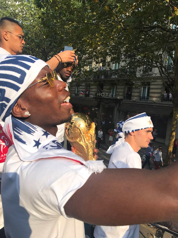 Pogba comemora o título com o troféu em mãos (Foto: Twitter)