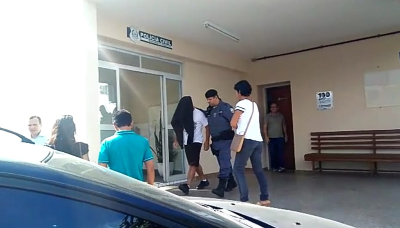 O policial saiu da DHPP com a cabeça coberta e não quis conversar com a imprensa (Foto: Jéssica Cardoso/AT)
