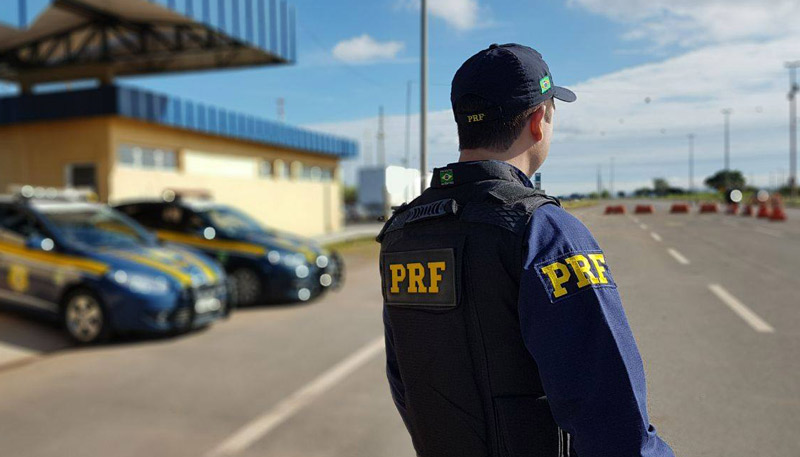 Policial Rodoviário Federal em uma operação no Estado (Foto: A Tribuna)