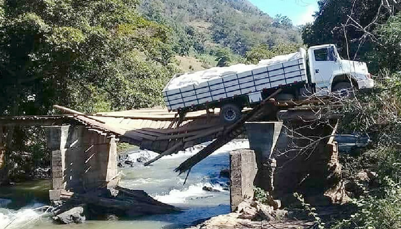 A ponte de madeira no distrito de Abundância não aguentou o peso de um caminhão com 11 toneladas de ração e cedeu (Foto: Divulgação)