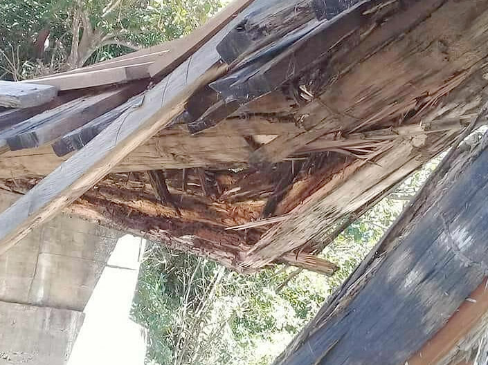 Parte da estrutura da ponte quebrou (Foto: Divulgação)