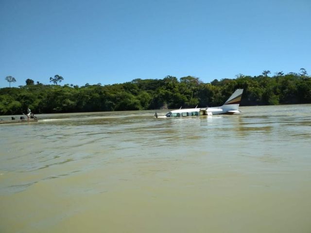 Piloto faz pouso forçado após troca de tiros (Foto: Reprodução)
