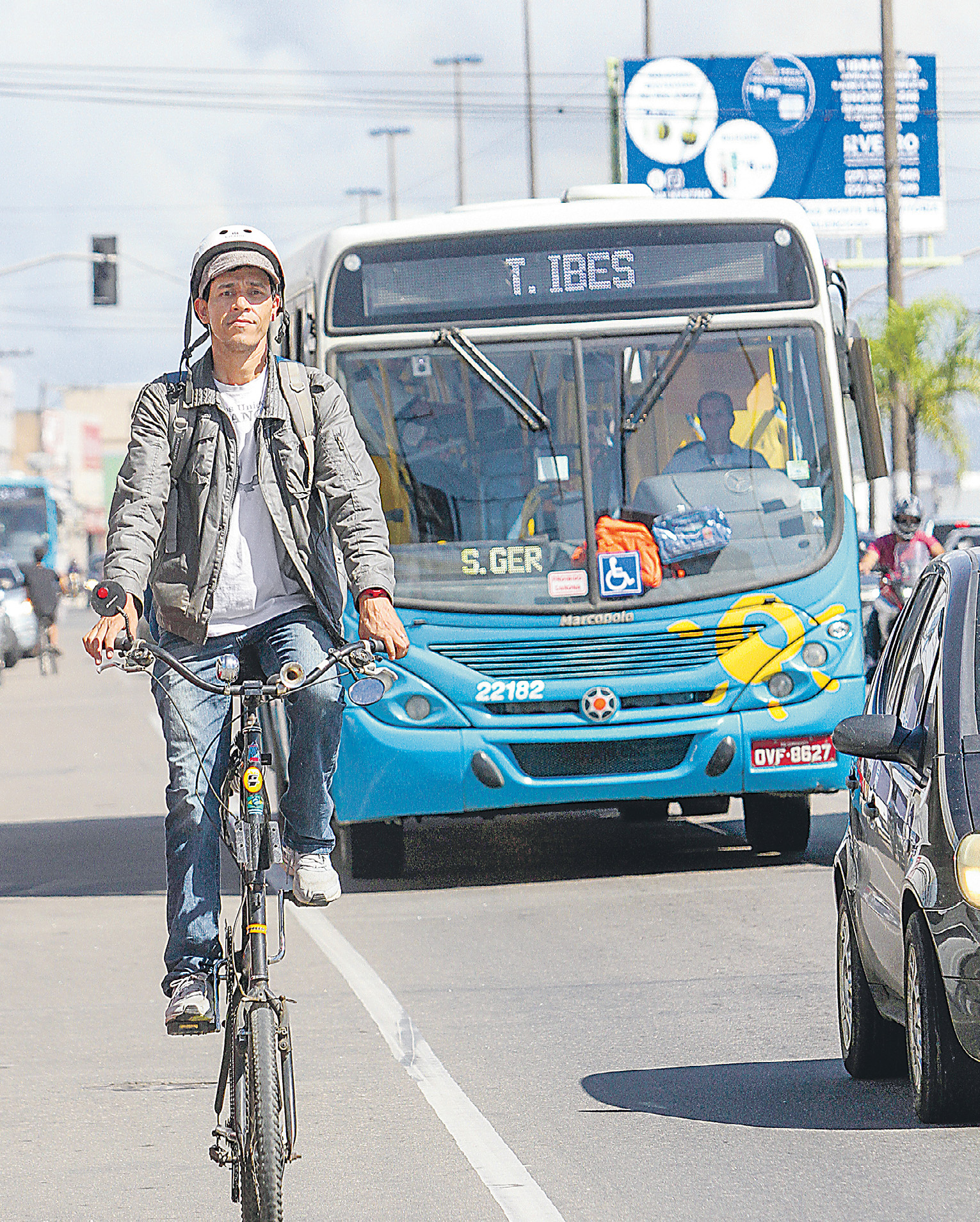 A bicicleta de Eduardo tem um cilindro de 1,70 metro e chama a atenção nas ruas. (Foto: Beto Morais)