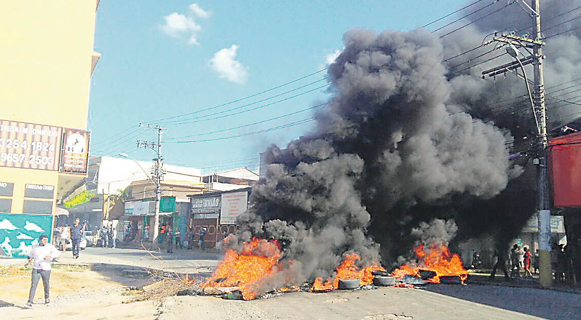 Moradores queimaram pneus e interditaram rua no bairro Morro Novo, em Cariacica, após operação policial. (Foto: Foto compartilhada via WhatsApp 27/06/2018)