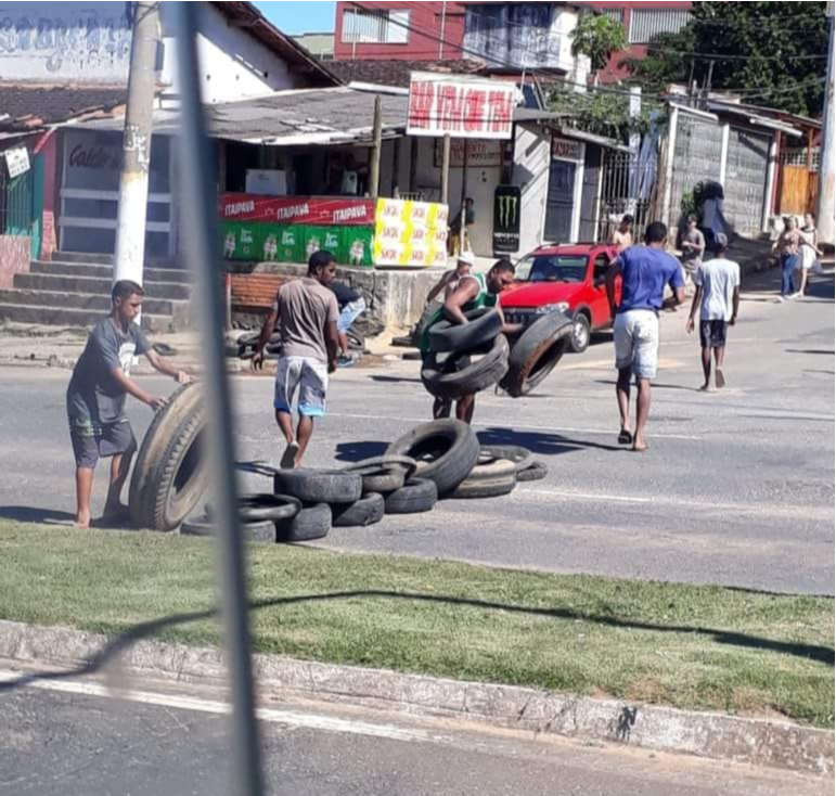 Os manifestantes colocaram fogo em pneus. (Foto: Foto compartilhada via WhatsApp)