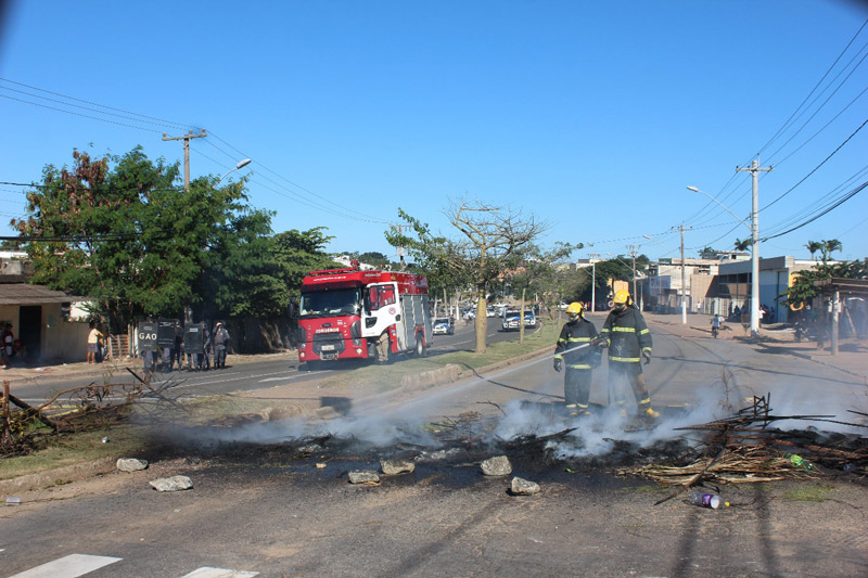 Uma equipe do Corpo de Bombeiros controlou as chamas na pista (Foto: Wilcler Carvalho)