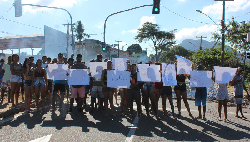 Moradores pediram que a morte dos jovens seja investigada (Foto: Wilcler Carvalho)