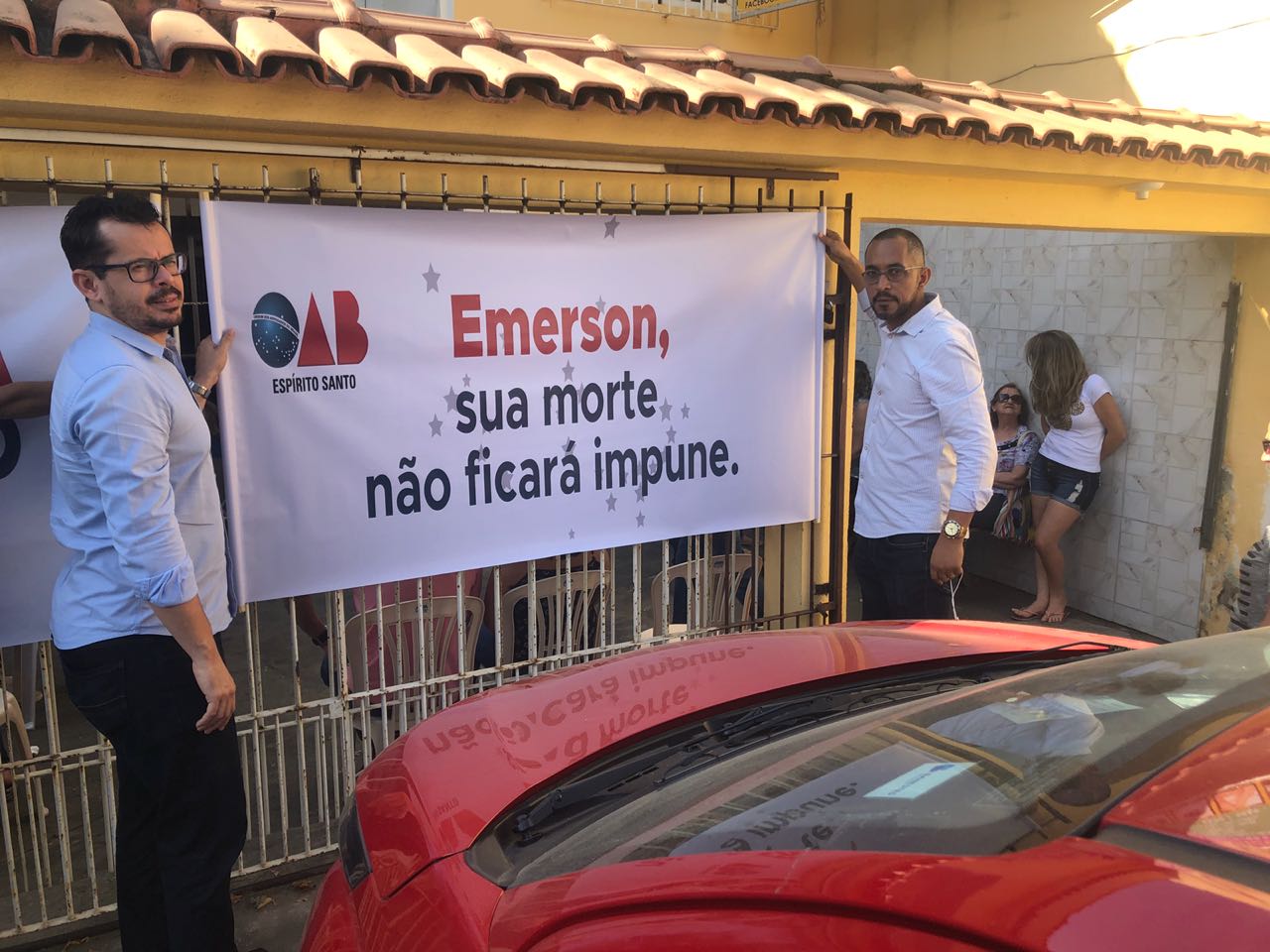 Amigos de Emerson se manifestam durante o velório (Foto: Paula Maroto)