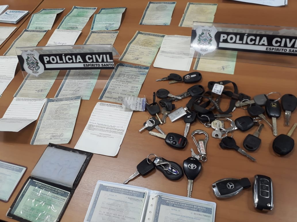 Documentos e chaves apreendidos pela polícia