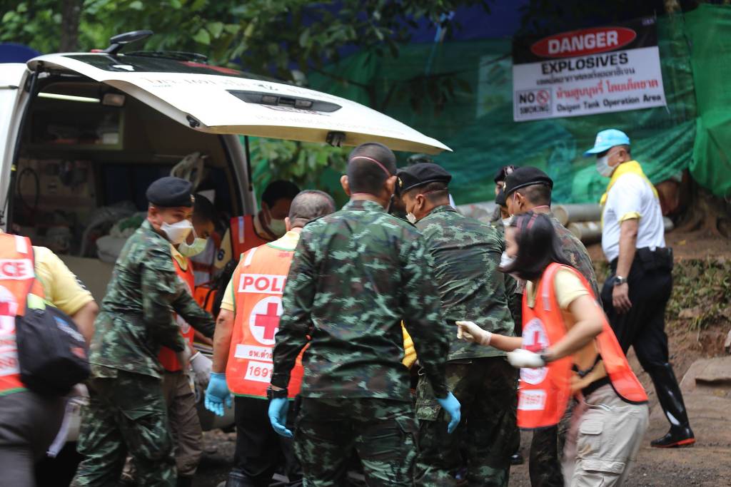 Membros da equipe de resgate transportam menino retirado da caverna. (Foto: Prefeitura de Chiang Rai/Divulgação)