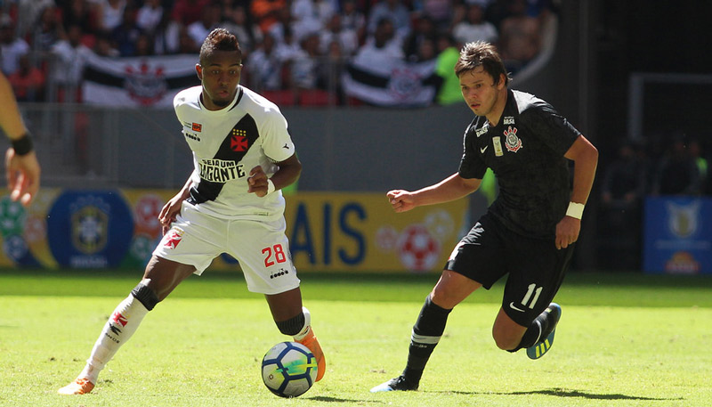 Romero, do Corinthians, sofre marcação de jogador do Vasco (Foto: Carlos Gregório Jr/Vasco.com.br)