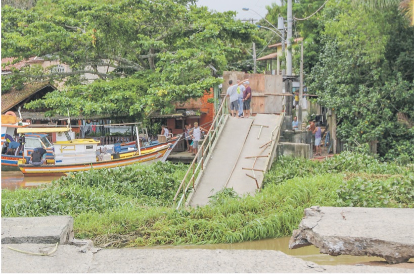 Parte da estrutura da Ponte da Madalena desabou e foi arrastada pela correnteza do Rio Jucu em dezembro (Foto: Rodrigo Gavini)